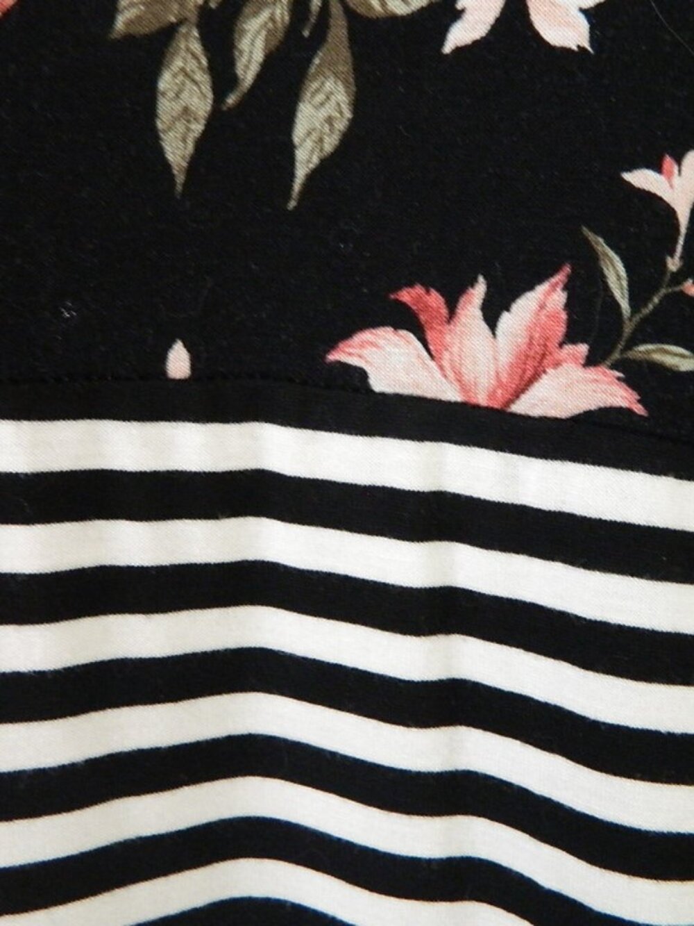 Black/Gray/Pattern Color Block Top - Picture 4 of 6